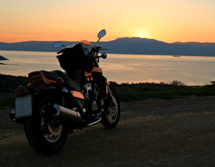 fotografia de moto ao pôr do sol