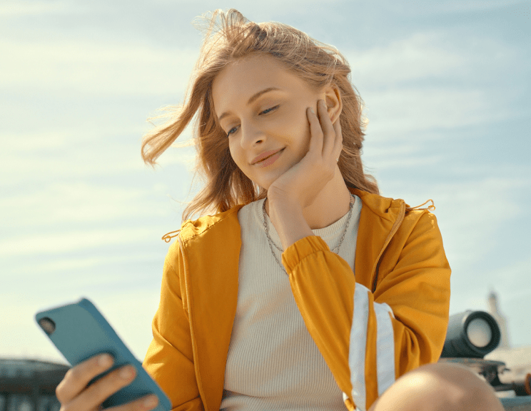 Mulher com ar pensativo